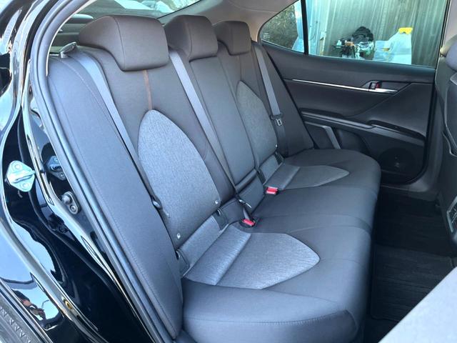 カムリ Ｇ　ブラインドスポット　純正８インチディスプレイオーディオ　バックカメラ　セーフティセンス　インテリジェントクリアランスソナー　ＬＥＤヘッド　パワーシート　純正１７インチＡＷ　革巻きステアリング　禁煙車（10枚目）