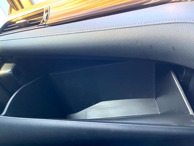 カムリ Ｇ　ブラインドスポット　純正８インチディスプレイオーディオ　バックカメラ　セーフティセンス　インテリジェントクリアランスソナー　ＬＥＤヘッド　パワーシート　純正１７インチＡＷ　革巻きステアリング　禁煙車（65枚目）