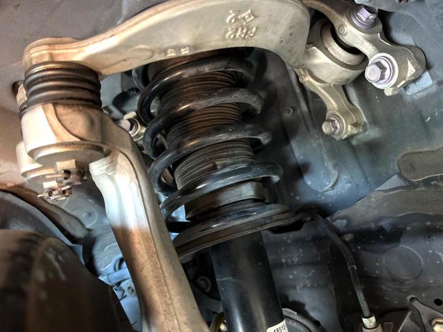 クラウンハイブリッド ＲＳアドバンス　モデリスタフルエアロ　ムーンルーフ　セーフティセンス　純正ナビ　バックカメラ　純正１８インチＡＷ　レーダークルーズ　白革　シートベンチレーション　パワーシート　三眼ＬＥＤヘッド　パドルシフト　禁煙車（26枚目）