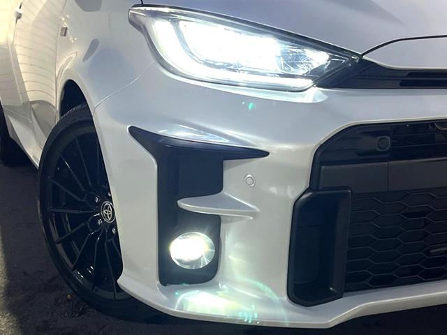 【ＬＥＤヘッドライト】悪天候や夜間走行時も良好な視界を確保し安心して運転できる高輝度ＬＥＤヘッドライトを装備！点灯速度が早く、消費電力も抑えられています。