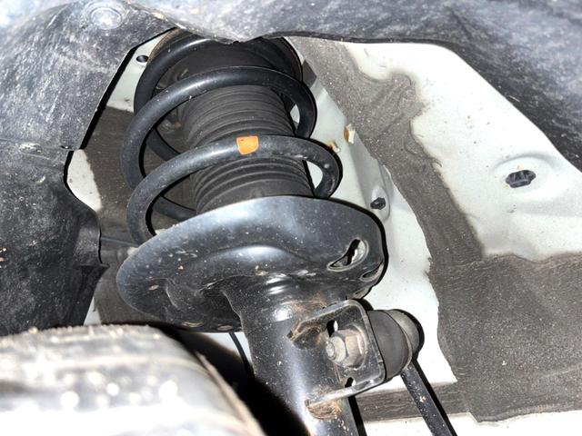 お車を安心してお乗りいただく為には、足回りの定期点検が欠かせません。サービスサポート（有償保証）では無料点検もご提供しており、安心のカーライフをお過ごしいただけるサポート体制が整っています。