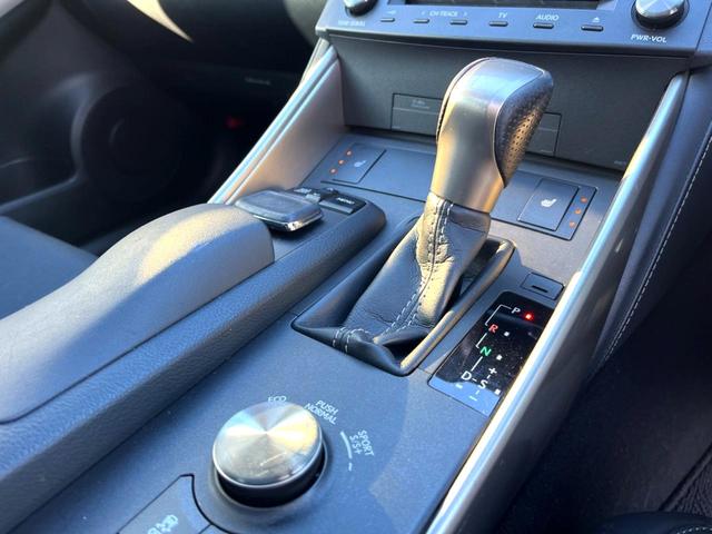 IS IS300h Fスポーツ ムーンルーフ クリアランスソナー 純正ナビ バックカメラ ハーフレザー パワーシート シートヒーター クルーズコントロール LEDヘッド 純正18インチAW 革巻きステアリング パドルシフト 禁煙車(55枚目)