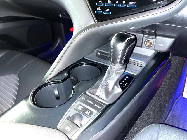 カムリ ＷＳ　ＴＲＤエアロ　純正ＯＰ１８インチアルミ　セーフティセンス　インテリジェントクリアランスソナー　純正８インチディスプレイオーディオ　バックカメラ　ハーフレザー　パワーシート　革巻きステアリング　禁煙車（64枚目）