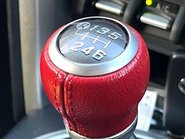 ８６ ＧＴ　ＭＴ　ｓｔｒａｄａナビ　バックカメラ　純正１７インチＡＷ　ＨＩＤヘッド　アルミペダル　デュアルオートエアコン　ＥＴＣ　クルーズコントロール　スマートキー　横滑り防止　アルミペダル　革巻きステアリング（3枚目）