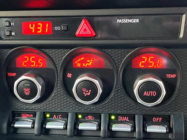 ８６ ＧＴ　ＭＴ　ｓｔｒａｄａナビ　バックカメラ　純正１７インチＡＷ　ＨＩＤヘッド　アルミペダル　デュアルオートエアコン　ＥＴＣ　クルーズコントロール　スマートキー　横滑り防止　アルミペダル　革巻きステアリング（7枚目）