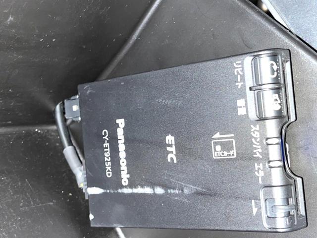 ８６ ＧＴ　ＭＴ　ｓｔｒａｄａナビ　バックカメラ　純正１７インチＡＷ　ＨＩＤヘッド　アルミペダル　デュアルオートエアコン　ＥＴＣ　クルーズコントロール　スマートキー　横滑り防止　アルミペダル　革巻きステアリング（8枚目）