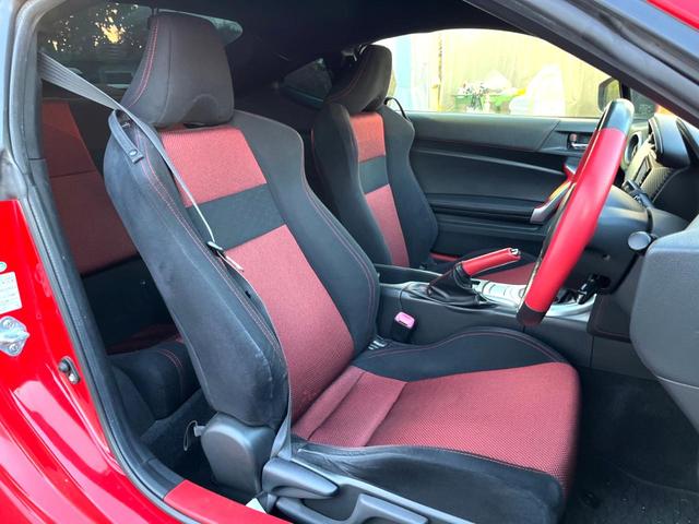 ８６ ＧＴ　ＭＴ　ｓｔｒａｄａナビ　バックカメラ　純正１７インチＡＷ　ＨＩＤヘッド　アルミペダル　デュアルオートエアコン　ＥＴＣ　クルーズコントロール　スマートキー　横滑り防止　アルミペダル　革巻きステアリング（9枚目）