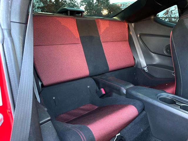 ８６ ＧＴ　ＭＴ　ｓｔｒａｄａナビ　バックカメラ　純正１７インチＡＷ　ＨＩＤヘッド　アルミペダル　デュアルオートエアコン　ＥＴＣ　クルーズコントロール　スマートキー　横滑り防止　アルミペダル　革巻きステアリング（10枚目）