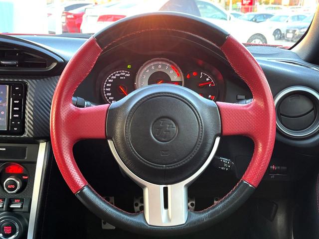 ８６ ＧＴ　ＭＴ　ｓｔｒａｄａナビ　バックカメラ　純正１７インチＡＷ　ＨＩＤヘッド　アルミペダル　デュアルオートエアコン　ＥＴＣ　クルーズコントロール　スマートキー　横滑り防止　アルミペダル　革巻きステアリング（12枚目）