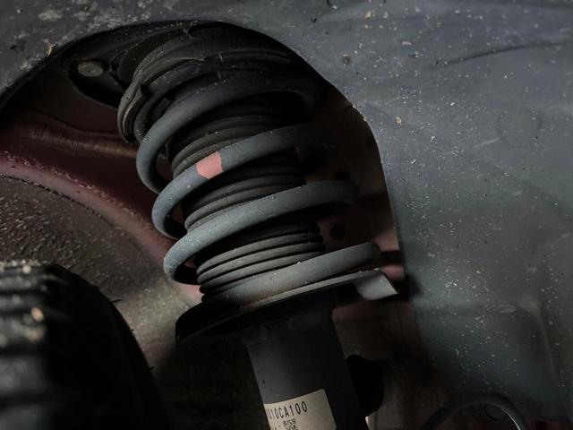 ８６ ＧＴ　ＭＴ　ｓｔｒａｄａナビ　バックカメラ　純正１７インチＡＷ　ＨＩＤヘッド　アルミペダル　デュアルオートエアコン　ＥＴＣ　クルーズコントロール　スマートキー　横滑り防止　アルミペダル　革巻きステアリング（21枚目）