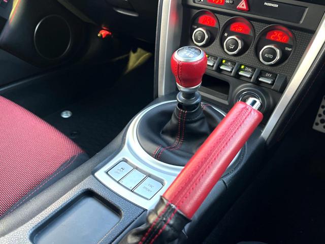 ８６ ＧＴ　ＭＴ　ｓｔｒａｄａナビ　バックカメラ　純正１７インチＡＷ　ＨＩＤヘッド　アルミペダル　デュアルオートエアコン　ＥＴＣ　クルーズコントロール　スマートキー　横滑り防止　アルミペダル　革巻きステアリング（52枚目）