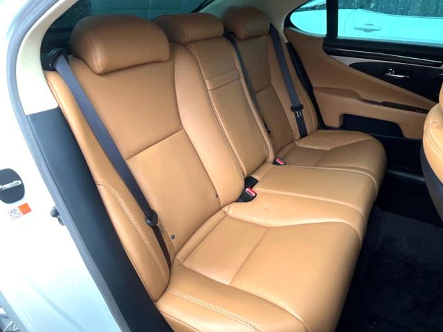 ＬＳ ＬＳ４６０　バージョンＣ　Ｉパッケージ　後期ムーンルーフ　モデリスタフロントスポイラー　プリクラッシュ　茶革　純正ナビ　バックカメラ　レーダークルーズ　ブラインドスポット　純正１８インチＡＷ　メモリー付パワーシート　ウッドコンビステアリング（14枚目）