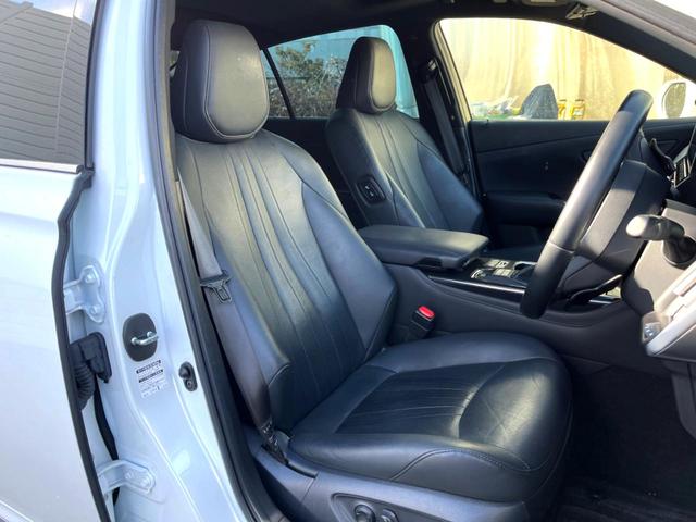 クラウンハイブリッド ＲＳアドバンス　後期　ムーンルーフ　黒革　純正１２．３インチナビ　パノラミックビュー　セーフティセンス　ブラインドスポット　メモリー付パワーシート　シートベンチレーション　三眼ＬＥＤヘッド　純正１８インチＡＷ　禁煙車（10枚目）