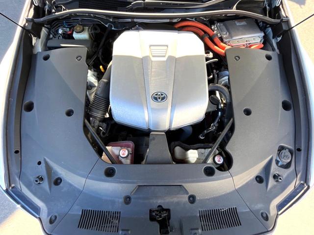 クラウンハイブリッド ＲＳアドバンス　後期　ムーンルーフ　黒革　純正１２．３インチナビ　パノラミックビュー　セーフティセンス　ブラインドスポット　メモリー付パワーシート　シートベンチレーション　三眼ＬＥＤヘッド　純正１８インチＡＷ　禁煙車（20枚目）