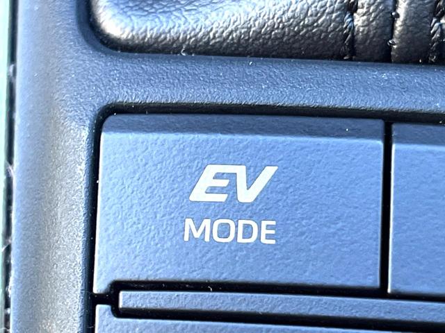 クラウンハイブリッド ＲＳアドバンス　後期　ムーンルーフ　黒革　純正１２．３インチナビ　パノラミックビュー　セーフティセンス　ブラインドスポット　メモリー付パワーシート　シートベンチレーション　三眼ＬＥＤヘッド　純正１８インチＡＷ　禁煙車（49枚目）