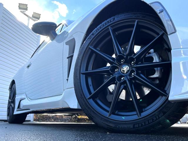 �y�����P�W�C���`�A���~�z�C�[���z�O�ςɃ}�b�`���������A���~�z�C�[���𑕒����Ă���܂��B�e��ЊO�A���~�z�C�[����A�X�^�b�h���X�^�C�����戵�����Ă���܂��B���񂲑��k����������