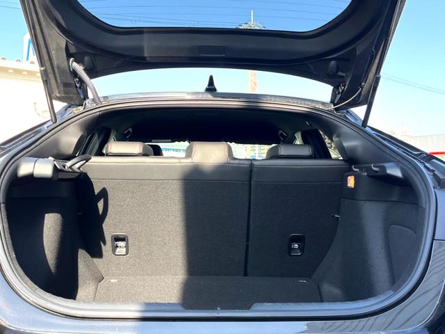 シビック ｅ：ＨＥＶ　ホンダセンシング　テールゲートスポイラー　ＢＯＳＥ　ホンダコネクトディスプレイ　バックカメラ　ハーフレザー　パワーシート　シートヒーター　ＬＥＤヘッド　純正１８インチＡＷ　革巻きステアリング　禁煙車（12枚目）