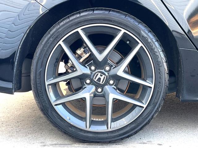 シビック ｅ：ＨＥＶ　ホンダセンシング　テールゲートスポイラー　ＢＯＳＥ　ホンダコネクトディスプレイ　バックカメラ　ハーフレザー　パワーシート　シートヒーター　ＬＥＤヘッド　純正１８インチＡＷ　革巻きステアリング　禁煙車（24枚目）