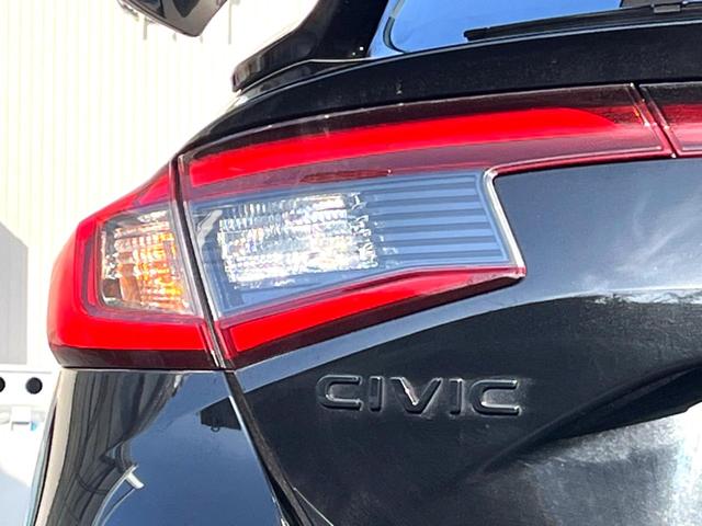 シビック ｅ：ＨＥＶ　ホンダセンシング　テールゲートスポイラー　ＢＯＳＥ　ホンダコネクトディスプレイ　バックカメラ　ハーフレザー　パワーシート　シートヒーター　ＬＥＤヘッド　純正１８インチＡＷ　革巻きステアリング　禁煙車（32枚目）