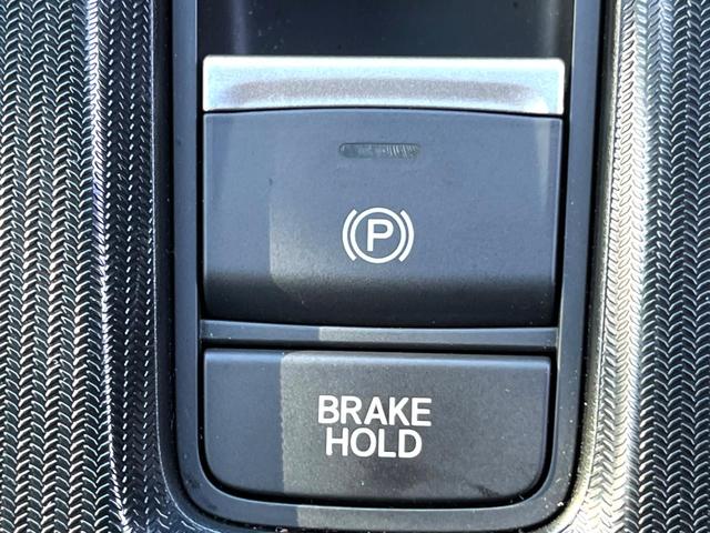 シビック ｅ：ＨＥＶ　ホンダセンシング　テールゲートスポイラー　ＢＯＳＥ　ホンダコネクトディスプレイ　バックカメラ　ハーフレザー　パワーシート　シートヒーター　ＬＥＤヘッド　純正１８インチＡＷ　革巻きステアリング　禁煙車（62枚目）