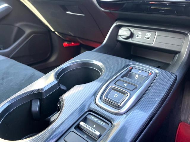 シビック ｅ：ＨＥＶ　ホンダセンシング　テールゲートスポイラー　ＢＯＳＥ　ホンダコネクトディスプレイ　バックカメラ　ハーフレザー　パワーシート　シートヒーター　ＬＥＤヘッド　純正１８インチＡＷ　革巻きステアリング　禁煙車（66枚目）