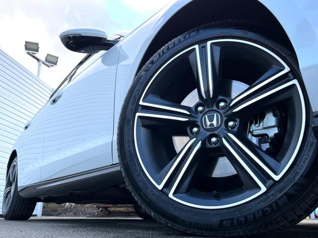 �y�����P�W�C���`�A���~�z�C�[���z�O�ςɃ}�b�`���������A���~�z�C�[���𑕒����Ă���܂��B�e��ЊO�A���~�z�C�[����A�X�^�b�h���X�^�C�����戵�����Ă���܂��B���񂲑��k����������