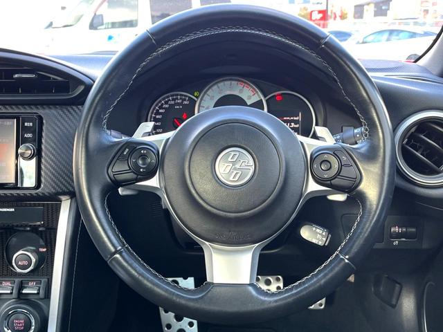 86 GT 純正ナビ クルーズコントロール LEDヘッド 純正17インチAW アルミペダル 純正革巻きステアリング パドルシフト デュアルオートエアコン オートライト 横滑り防止装置 ステアリングスイッチ 禁煙車(8枚目)