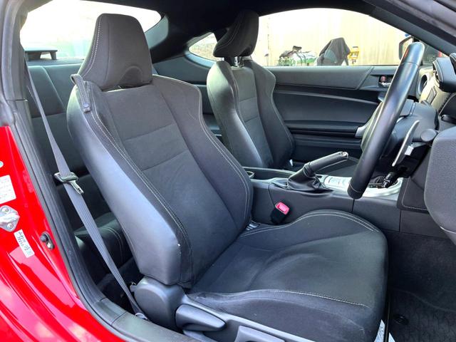 86 GT 純正ナビ クルーズコントロール LEDヘッド 純正17インチAW アルミペダル 純正革巻きステアリング パドルシフト デュアルオートエアコン オートライト 横滑り防止装置 ステアリングスイッチ 禁煙車(9枚目)