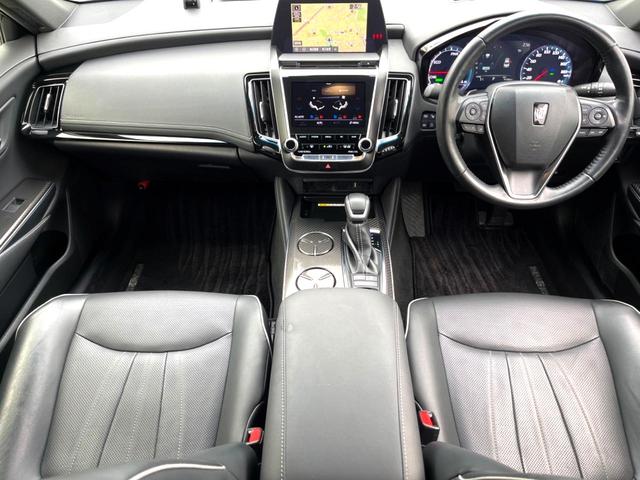 クラウンハイブリッド ＲＳアドバンス　ムーンルーフ　デジタルインナーミラー　黒革　ブラインドスポット　セーフティセンス　純正ナビ　パノラミックビュー　メモリー付パワーシート　シートベンチレーション　三眼ＬＥＤヘッド　純正１８インチＡＷ（2枚目）