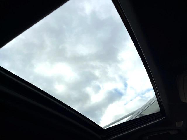 クラウンハイブリッド ＲＳアドバンス　ムーンルーフ　デジタルインナーミラー　黒革　ブラインドスポット　セーフティセンス　純正ナビ　パノラミックビュー　メモリー付パワーシート　シートベンチレーション　三眼ＬＥＤヘッド　純正１８インチＡＷ（3枚目）