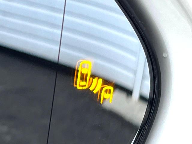 クラウンハイブリッド ＲＳアドバンス　ムーンルーフ　デジタルインナーミラー　黒革　ブラインドスポット　セーフティセンス　純正ナビ　パノラミックビュー　メモリー付パワーシート　シートベンチレーション　三眼ＬＥＤヘッド　純正１８インチＡＷ（8枚目）