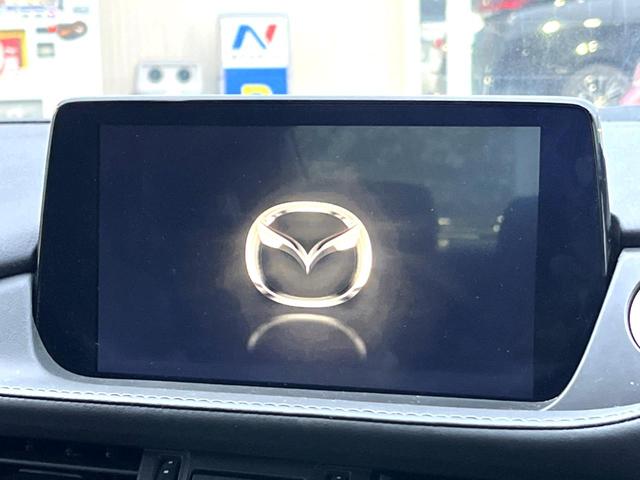 【マツダコネクト】車内の雰囲気にマッチした一体型タイプのディスプレイ。各種車輌設定やＢｌｕｅｔｏｏｔｈ再生等、様々な機能が楽しめます。専用ＳＤカードのご購入で、ナビ機能も使用出来ます。