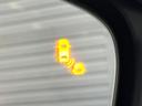 【ブラインドスポットインフォメーション】走行中、ドアミラーの死角になりやすい箇所に後続車が接近するとサイドミラー付近に警告を表示、ドライバーに注意喚起をしてくれます。