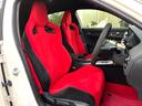 【専用スポーツシート】ホールド性に優れ、カーブ時の体が流れを抑制してくれます。また、体にフィットするから腰や背中が疲れにくく、ロングドライブや高速走行でも快適にお過ごしいただけます♪