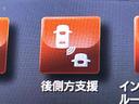 【後方車輛検知】走行中、ドアミラーの死角になりやすい箇所に後続車が接近するとサイドミラー付近に警告を表示、ドライバーに注意喚起をしてくれます。