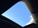 【ムーンルーフ】開放感たっぷりの希少装備、ムーンルーフが装着されています！車内に明かりを取り入れたり景色を楽しむ以外にも、車内の空気も簡単に換気できて快適です！
