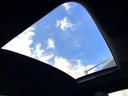 【サンルーフ】開放感たっぷりの希少装備、サンルーフが装着されています！車内に明かりを取り入れたり景色を楽しむ以外にも、車内の空気も簡単に換気できて快適です！