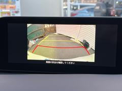 【バックカメラ】駐車時に後方がリアルタイム映像で確認できます。大型商業施設や立体駐車場での駐車時や、夜間のバック時に大活躍！運転スキルに関わらず、今や必須となった装備のひとつです！ 4