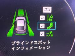 【ブラインドスポットインフォメーション】走行中、ドアミラーの死角になりやすい箇所に後続車が接近するとサイドミラー付近に警告を表示、ドライバーに注意喚起をしてくれます。 7