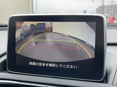 【バックカメラ】駐車時に後方がリアルタイム映像で確認できます。大型商業施設や立体駐車場での駐車時や、夜間のバック時に大活躍！運転スキルに関わらず、今や必須となった装備のひとつです！ 6