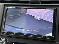 【バックカメラ】駐車時に後方がリアルタイム映像で確認できます。大型商業施設や立体駐車場での駐車時や、夜間のバック時に大活躍！運転スキルに関わらず、今や必須となった装備のひとつです！ 4