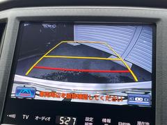 【バックカメラ】駐車時に後方がリアルタイム映像で確認できます。大型商業施設や立体駐車場での駐車時や、夜間のバック時に大活躍！運転スキルに関わらず、今や必須となった装備のひとつです！ 4