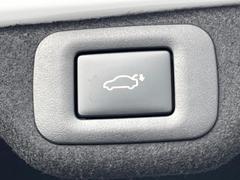 【パワーバックドア】スマートキーや運転席のボタンを押すだけでリアゲートが自動で開閉します！荷物を持っている時や、高い位置にあるバックドアを閉める際に便利な機能です♪ 7