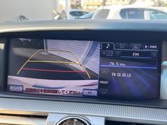 【バックカメラ】駐車時に後方がリアルタイム映像で確認できます。大型商業施設や立体駐車場での駐車時や、夜間のバック時に大活躍！運転スキルに関わらず、今や必須となった装備のひとつです！ 4