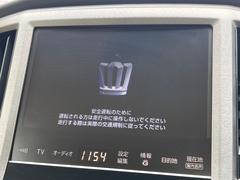 【メーカー純正ナビ】インテリアに溶け込むスタイリッシュな「専用設計」メーカーナビを装備♪視認性や操作性など基本性能にも優れ、より上質なカーライフをお楽しみいただけます。 3