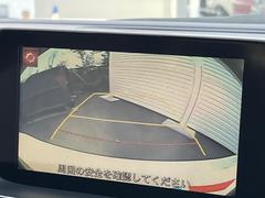 【バックカメラ】駐車時に後方がリアルタイム映像で確認できます。大型商業施設や立体駐車場での駐車時や、夜間のバック時に大活躍！運転スキルに関わらず、今や必須となった装備のひとつです！ 4