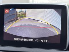 【バックカメラ】駐車時に後方がリアルタイム映像で確認できます。大型商業施設や立体駐車場での駐車時や、夜間のバック時に大活躍！運転スキルに関わらず、今や必須となった装備のひとつです！ 4