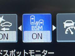 【ブラインドスポットモニター】走行中、ドアミラーの死角になりやすい箇所に後続車が接近するとサイドミラーのレンズに警告を表示！ドライバーに注意喚起をしてくれます。 7