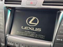 【メーカー純正ナビ】インテリアに溶け込むスタイリッシュな「専用設計」メーカーナビを装備♪視認性や操作性など基本性能にも優れ、より上質なカーライフをお楽しみいただけます。 4