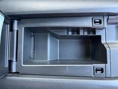 【マツダコネクトナビ】車内の雰囲気にマッチした一体型タイプのナビ。各種車輌設定やＢｌｕｅｔｏｏｔｈ再生等、様々な機能が楽しめます。直感的なダイヤル操作が可能で、使い勝手も良好です。 3